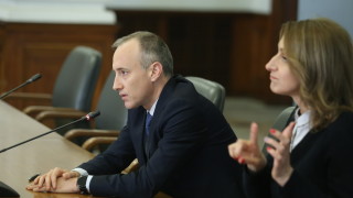 За близо 2 000 учители има информация че нямат необходимата