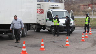Жандармерията проверява бусове и камиони в района на Дунав мост