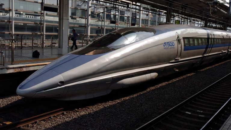 Изследователи в Япония са снабдили влак с високоговорител, който издава