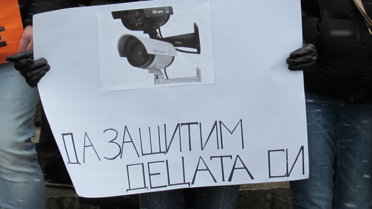 Родители в Русе протестират за камери в градините