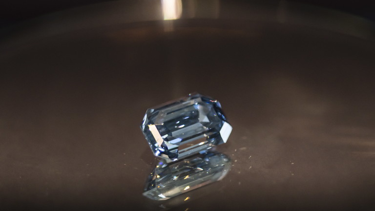 Продадоха на търг най-големия син диамант в света за 57,5