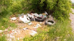 Работници откриха незаконно сметище край река Стряма