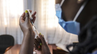 Южна Африка създаде собствена версия на ваксината на Moderna