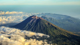Руснакът, който позира гол на свещена планина в Бали
