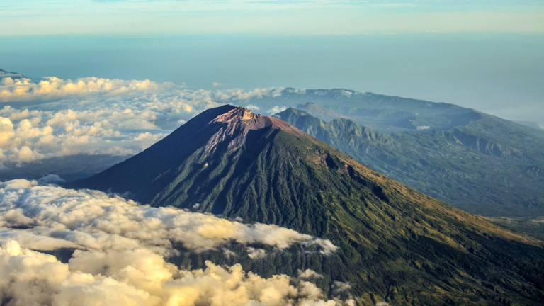 Руснакът, който позира гол на свещена планина в Бали