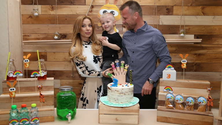 Весела Тотева и Елин Топузаков вдигнаха купон за сина си