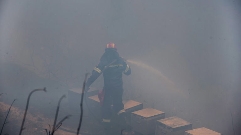Продължава борбата с пожарите в Гърция