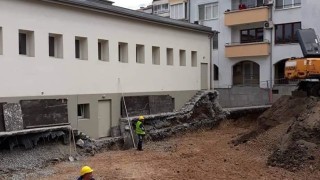 В двора на бургаското училище Любен Каравелов се строи жилищен