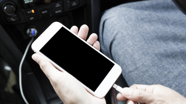Опасно ли е да зареждате телефона си в автомобила?