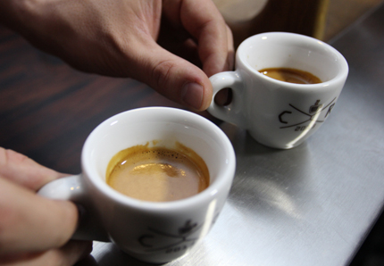 Пийте кафето в стъклени и порцеланови чаши, съветват експерти 