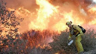 Първи успехи за пожарникарите в Калифорния 