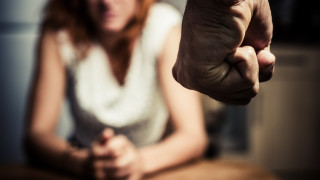 Обвиниха мъж за закани за убийство спрямо съпругата му във Видинско