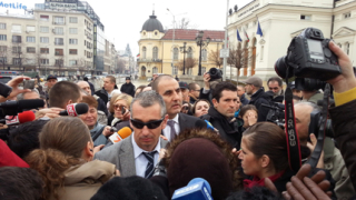 Цветанов се окъпа в народната любов пред парламента
