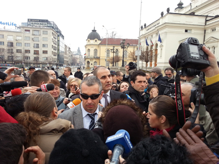 Цветанов се окъпа в народната любов пред парламента