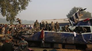 142 души са загиналите при влаковата катастрофа в Индия