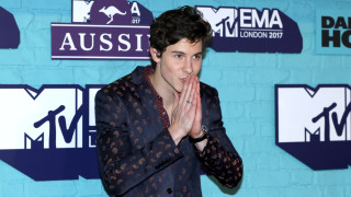 Шон Мендес триумфира не само на сцената на наградите на