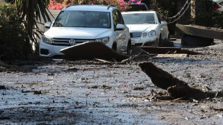 Най малко осем души продължават да са в неизвестност след свлачищата