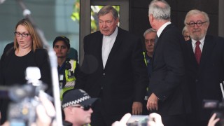 Австралийският кардинал Джордж Пел най старшият служител от Ватикана беше обвинен