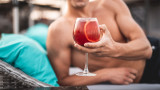 Коктейл Rosé Spritz, рецептата за него и защо е един от по-зравословните коктейли 