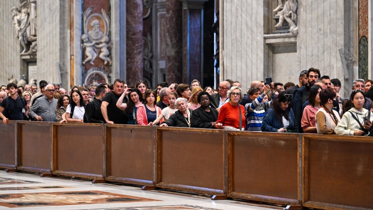 Повече от 250 000 души са отдали почит на папа Франциск