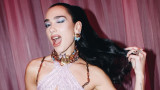 Дуа Липа позира по бански, част от колаборацията ѝ La Vacanza с Versace