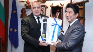 Премиерът получи кимоно и шести дан от Шиндзо Абе