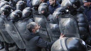 Протестиращите опозиционери в няколко градове в Грузия се опитаха да затворят