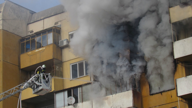 Пожар горя в жилищен блок в София, съобщава bTV.
Инцидентът е