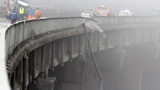 Пропадна част от ремонтираното преди година платно на виадукта преди