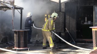 Пожар в склад за дървени палети във Варна е станал