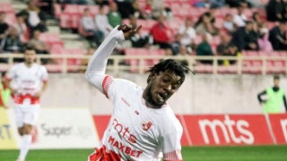 Желаният от Левски нападател Триванте Стюарт ще продължи кариерата си