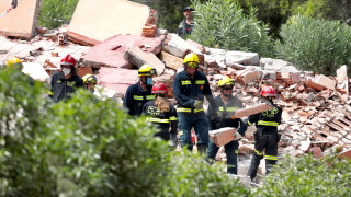 Двама души са загинали при срутване на триетажна жилищна сграда