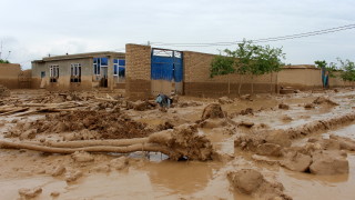 Най малко 50 души загинаха при проливни дъждове и нови наводнения