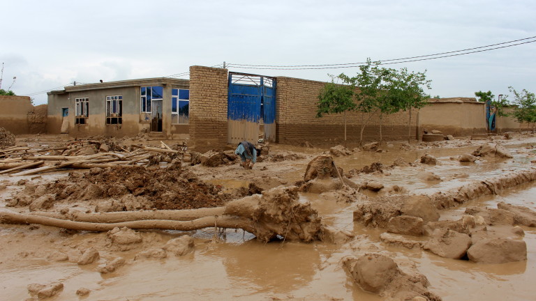 Най-малко 50 души загинаха при проливни дъждове и нови наводнения