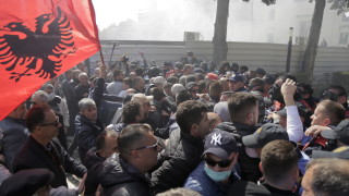 Хиляди недоволни албанци с нов опит за щурмуване на парламента