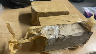 Митнически служители откриха два пакета с общо 1 килограм хероин