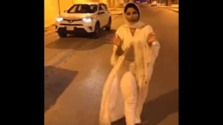 ТВ водеща избяга от Саудитска Арабия, погнаха я за "неприлично" облекло