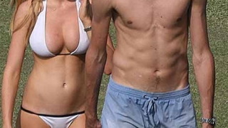 Аби дари Крауч с момиченце