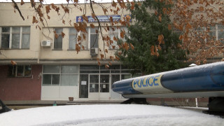 Издирва се и служебното оръжие на полицейския шеф в Казанлък