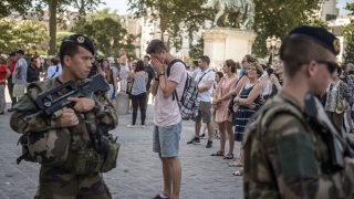 Втора нощ на протести и насилие в Париж