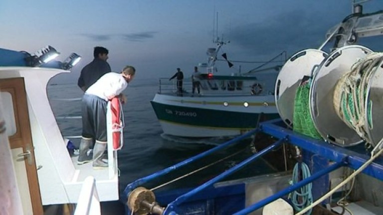 Френски рибари бяха обвинени, че са отправяли обиди, хвърляли са