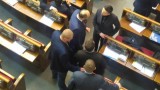 Савченко влезе с огнестрелно оръжие и гранати във Върховната рада