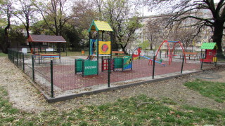 Електрически стълб се срути върху две деца в Пазарджик съобщи