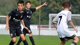 На 9 години той играе в малка детска школа от