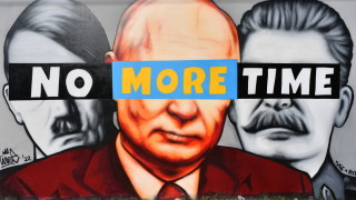 Путин подражава на "маскировката" на Сталин и сам си вярва на лъжите
