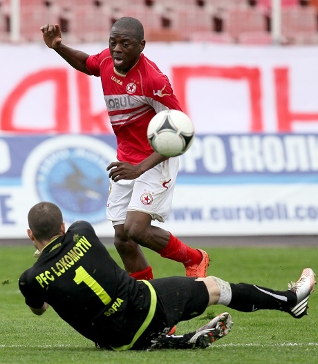 Нджонго Присо пробва да омае Херо