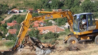 Събарят незаконни и опасни сгради в циганския квартал на Стара Загора