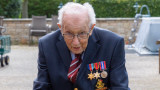 Капитан Тoм Мур - 99-годишният ветеран от войната, който събра над 6 милиона долара
