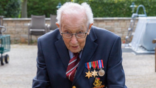Капитан Том Мур е британски ветеран от Втората световна война