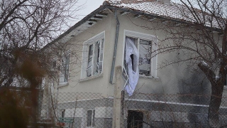 Хвърлиха взрив по къщата на майката на кмета на Аксаково